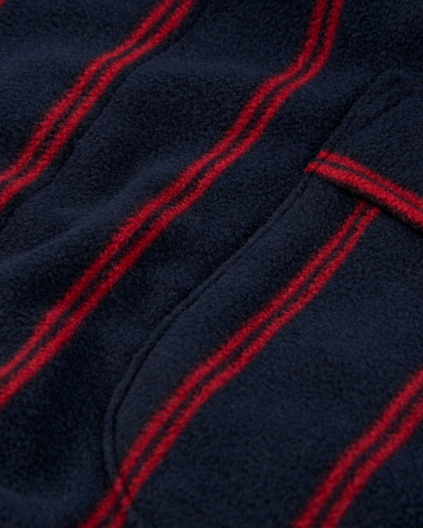 BATA HOMBRE DE FORRO POLAR RAYAS ROJAS ESPALDA DETALLES