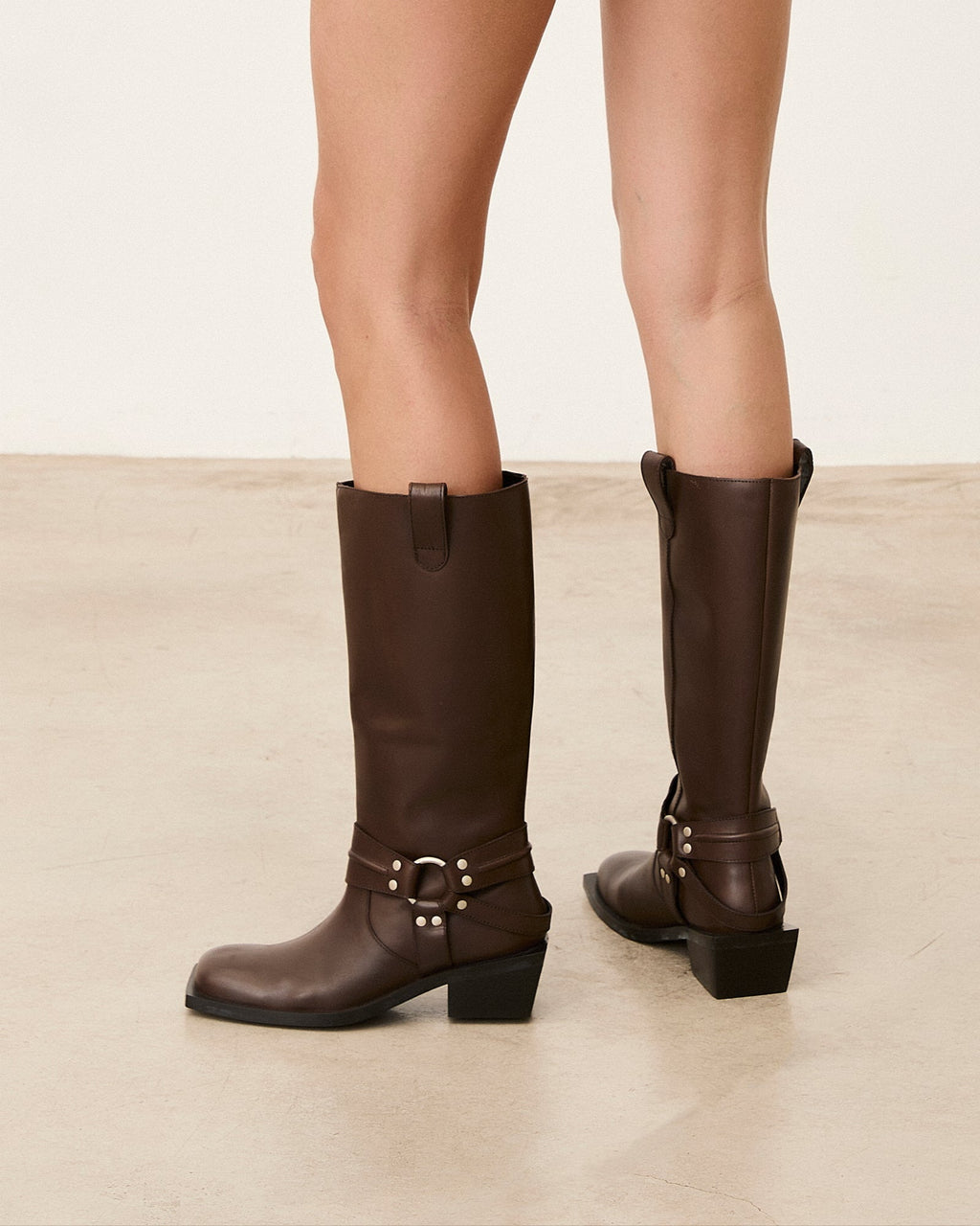 Bota biker elegante mujer
