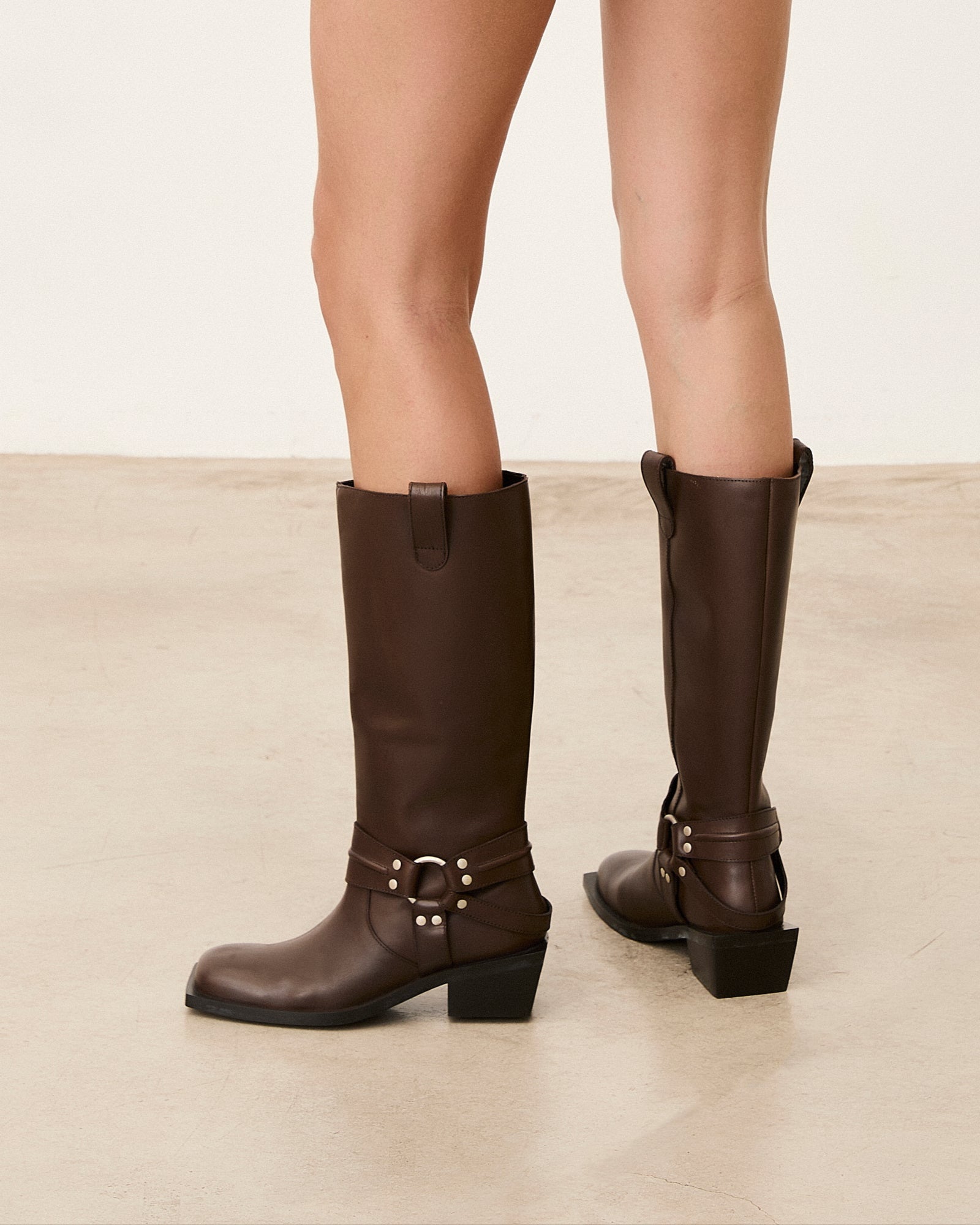 Bota biker elegante mujer