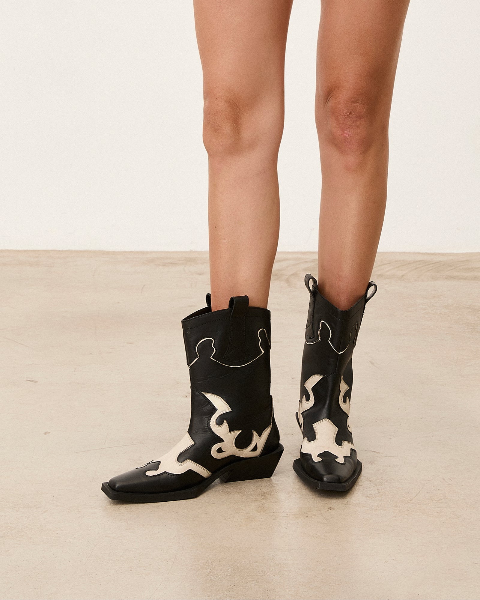 Bota caña media western negra