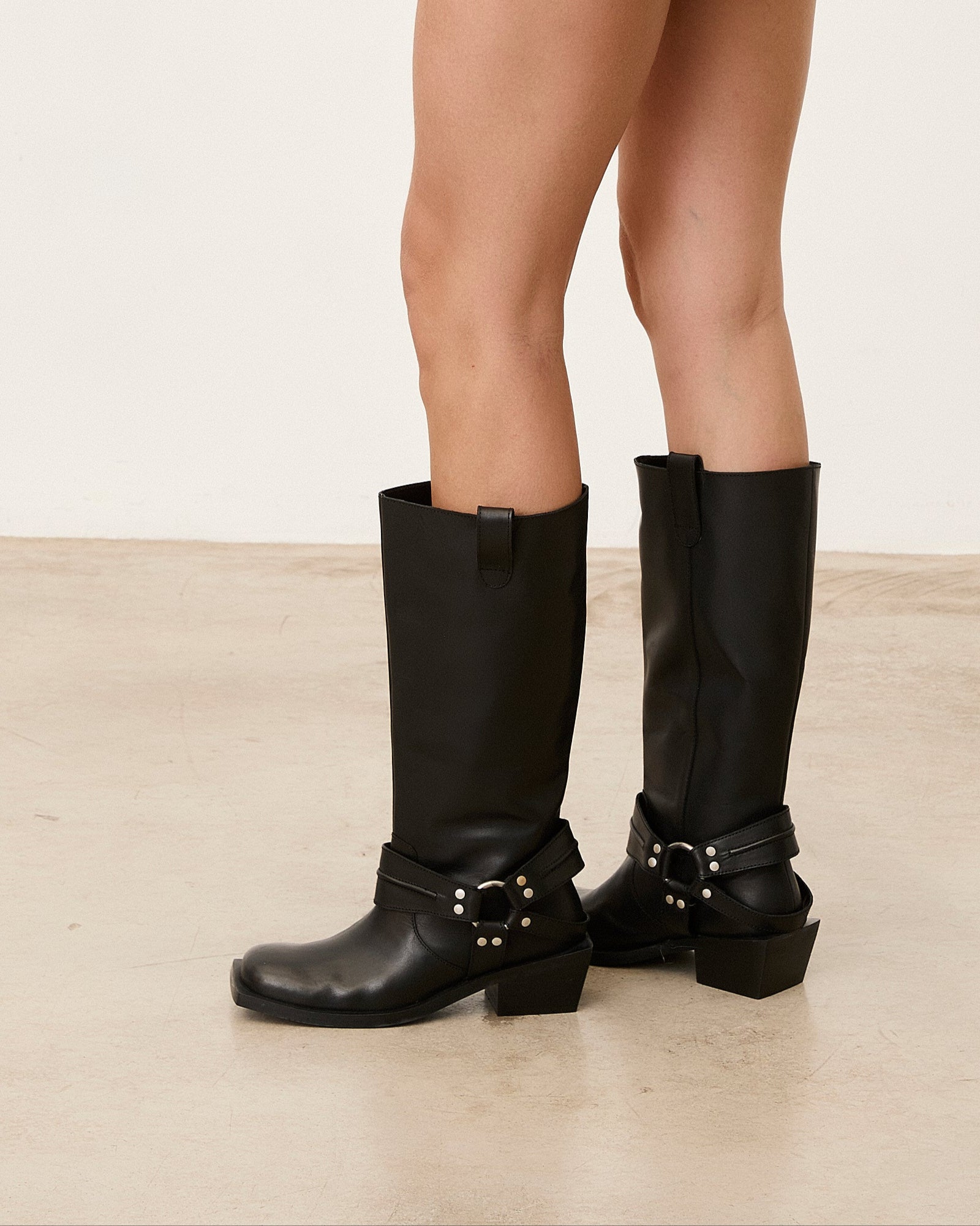 Bota motera mujer con hebilla plateada