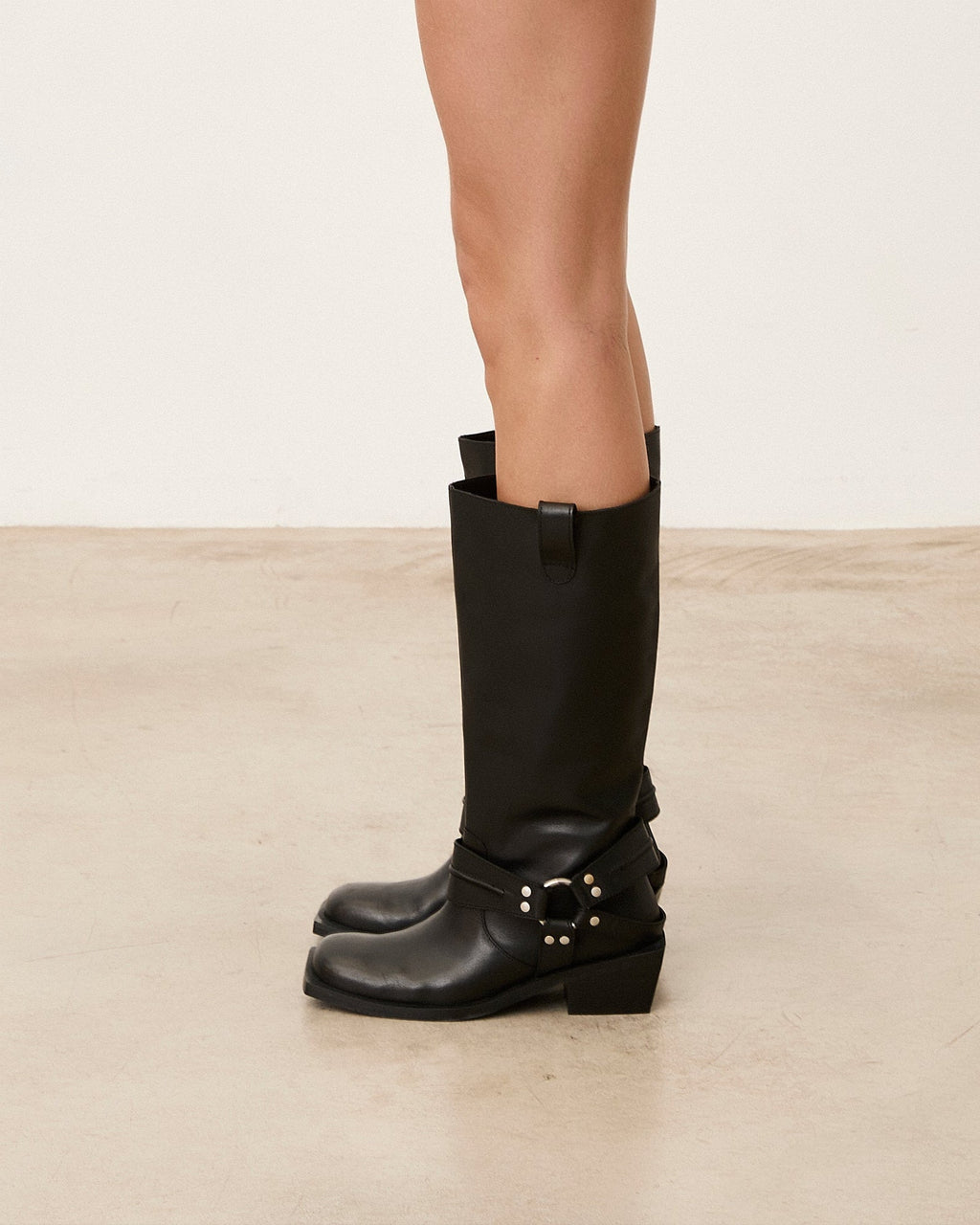 Bota negra de piel para mujer