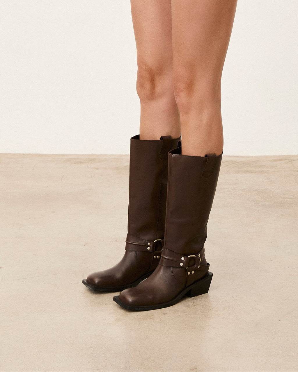 Botas biker mujer con hebilla plateada