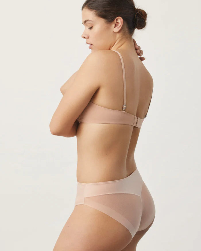 Braga de tul invisible bajo la ropa