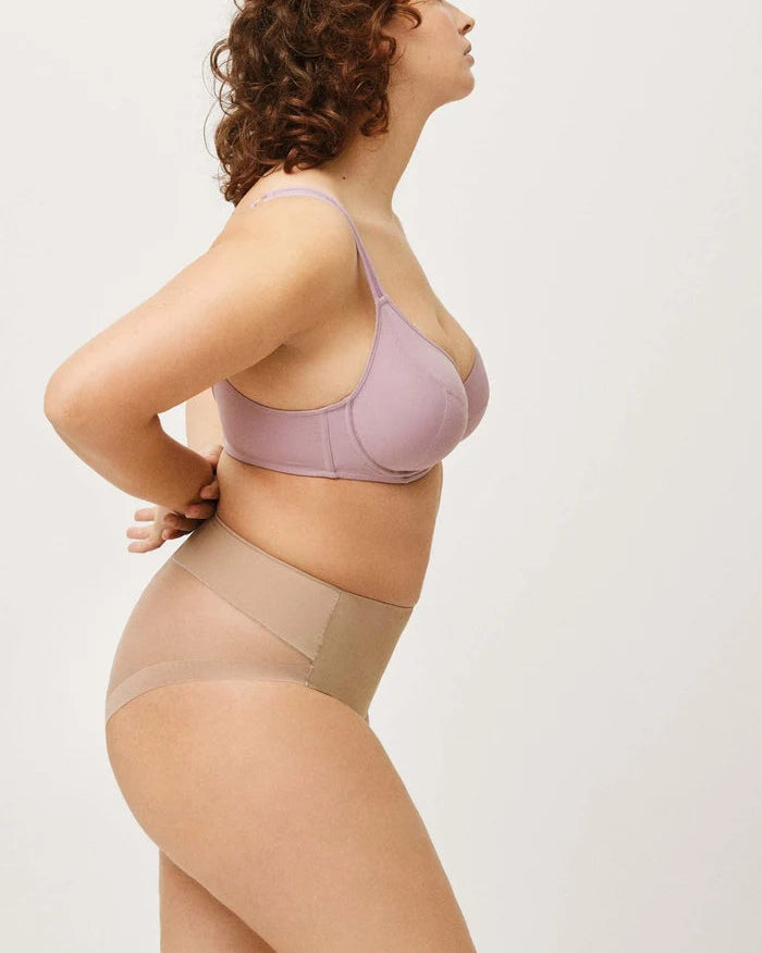 Braguita reductora invisible bajo prendas ajustadas