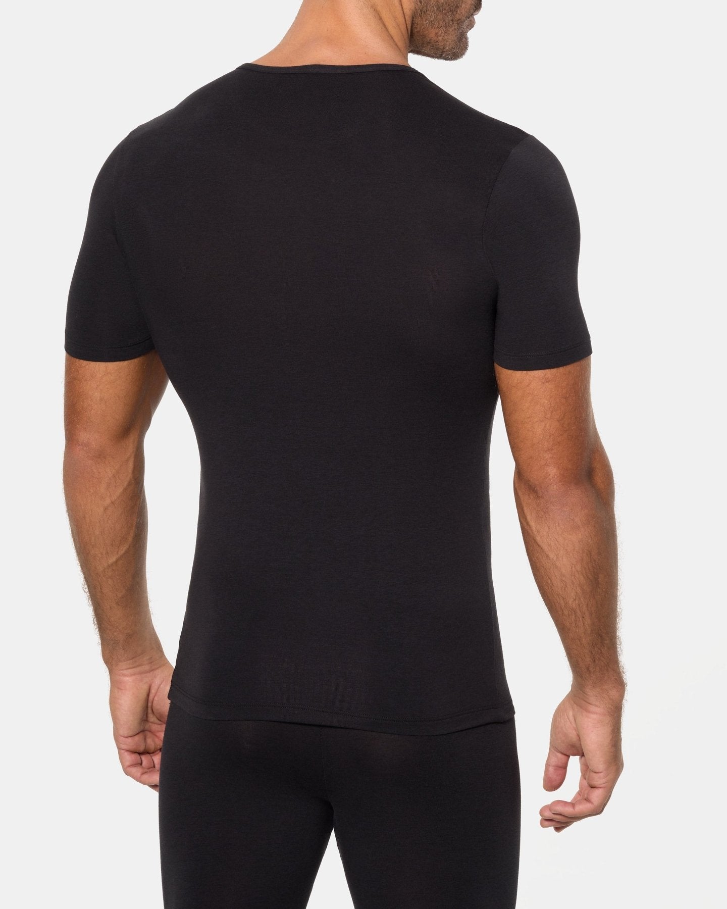 CAMISETA-INTERIOR-TERMICA-DE-MANGA-CORTA-CUELLO-REDONDO-ABANDERADO-NEGRO-ESPALDA