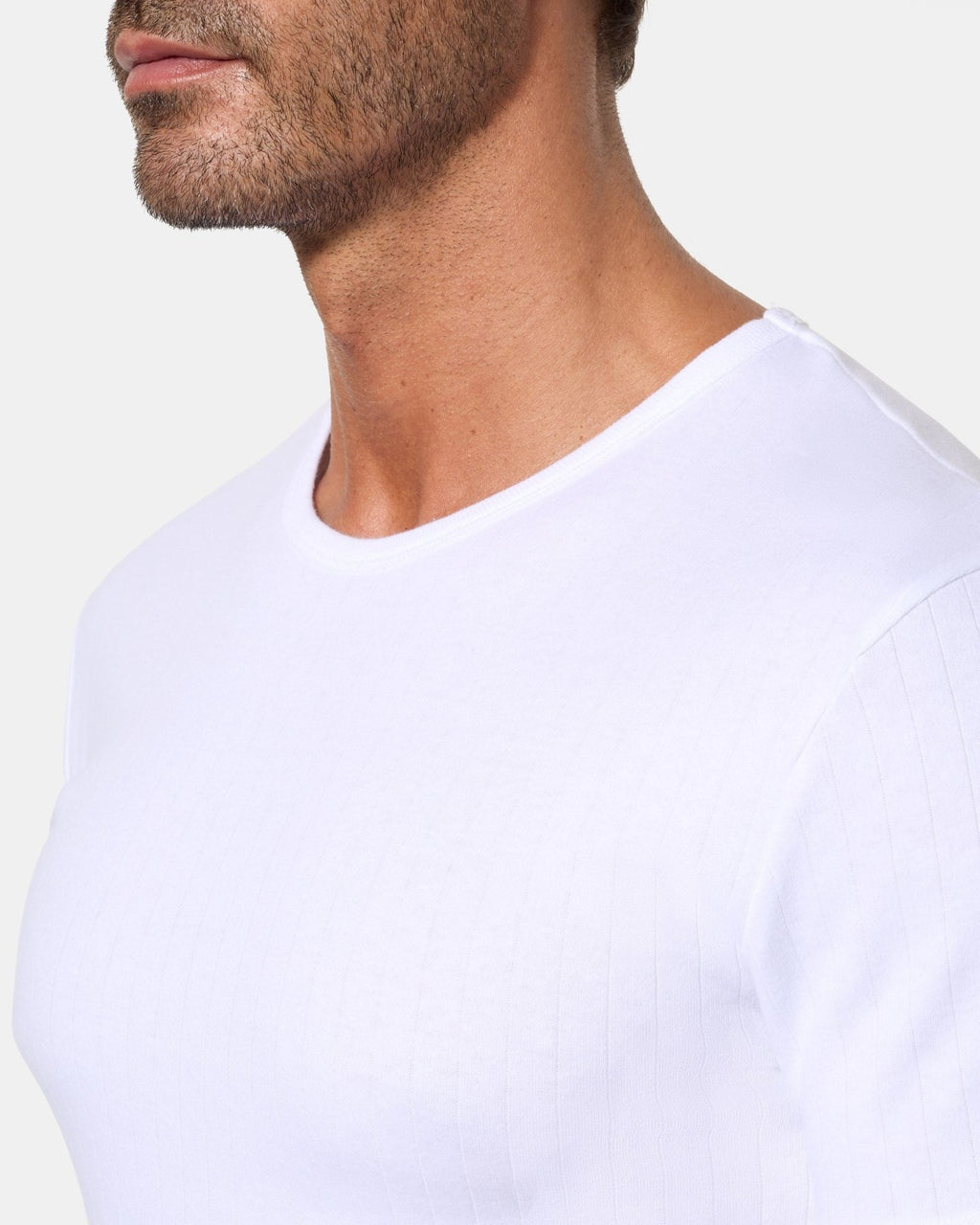 CAMISETA-TERMICA-MANGA-CORTA-CUELLOREDONDO-ABANDERADO-DETALLES