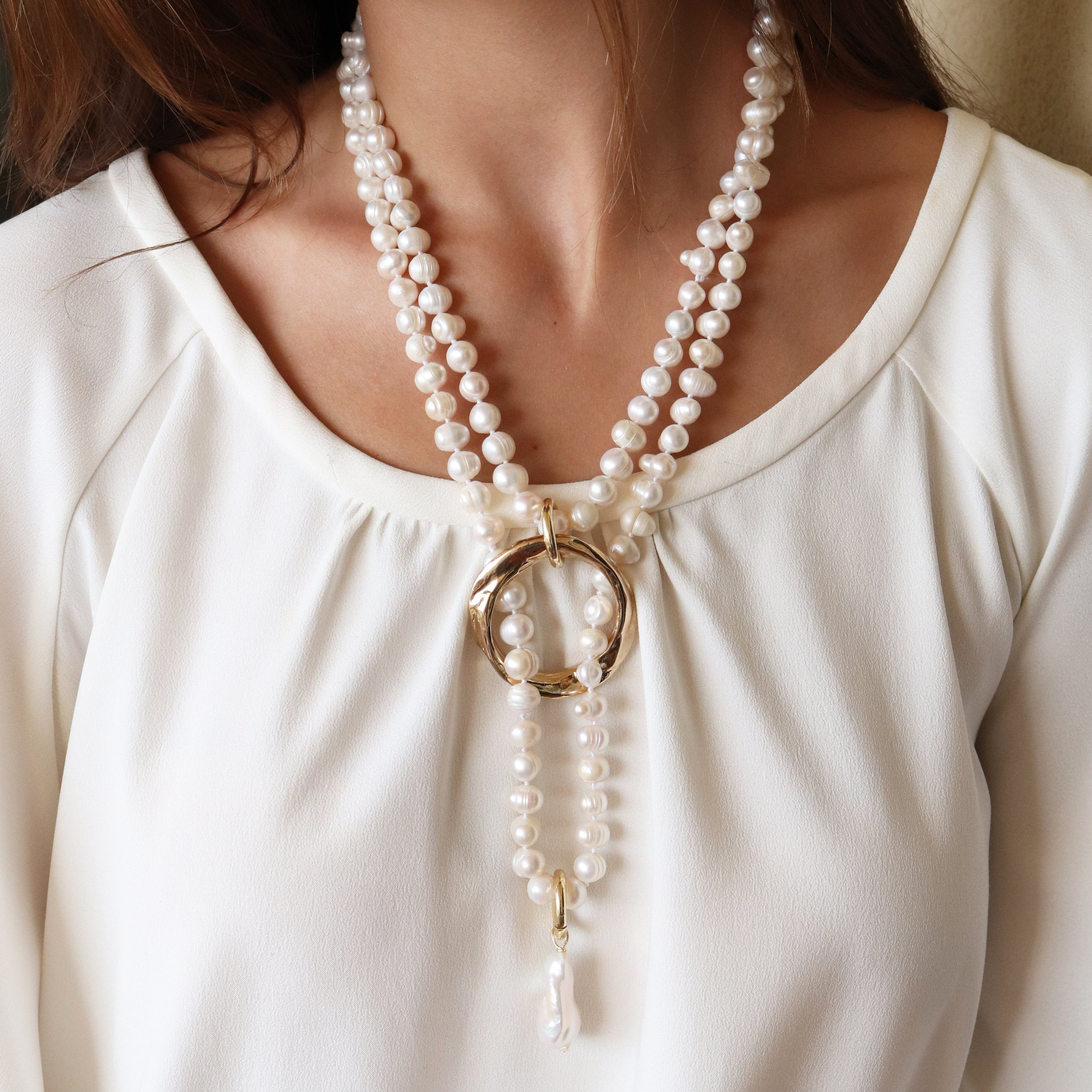 Collar femenino de perlas de formas naturales
