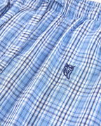 Detalle del estampado de cuadros azules del pantalón