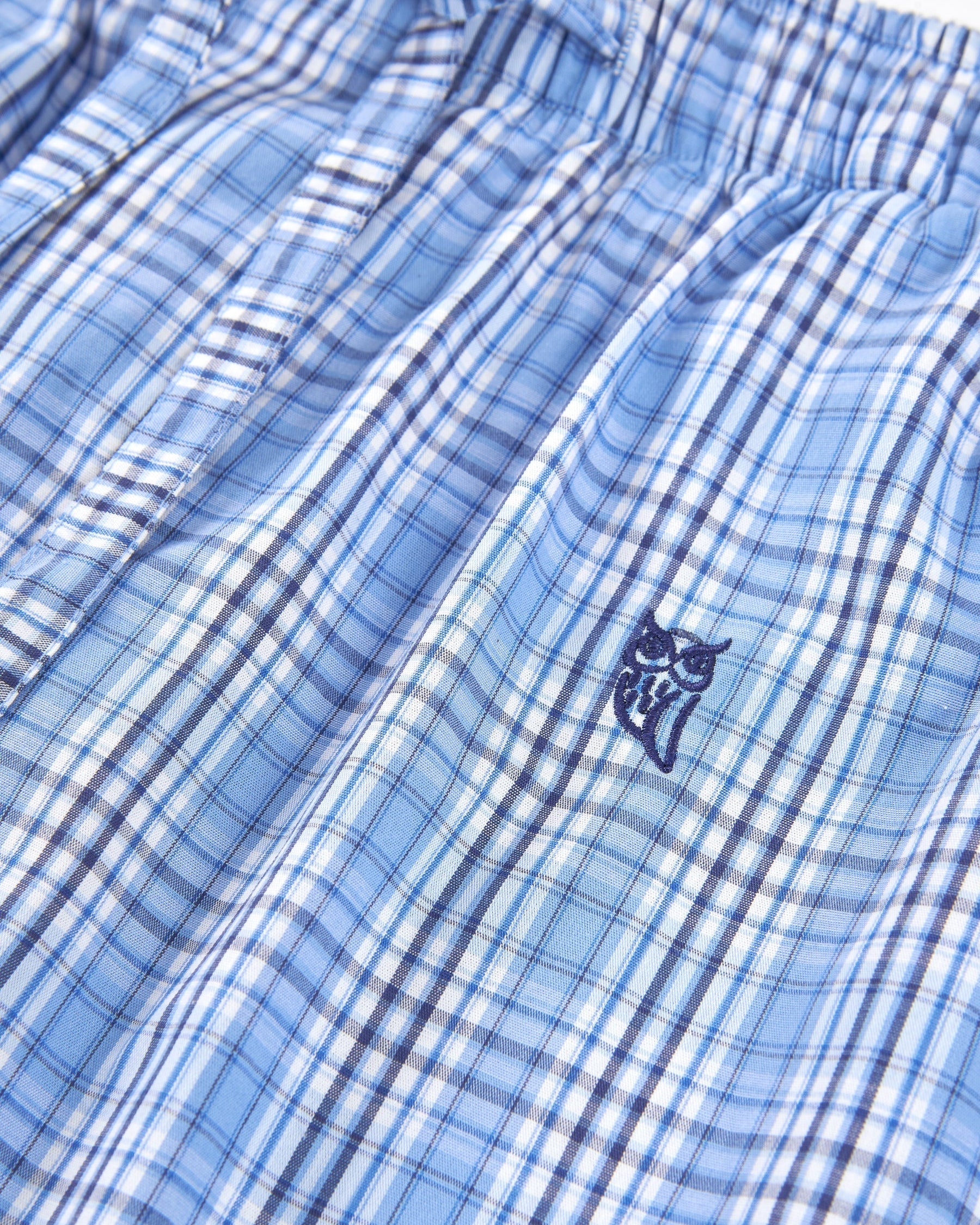 Detalle del estampado de cuadros azules del pantalón