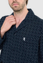 Detalle del tejido popelín estampado del pijama de hombre