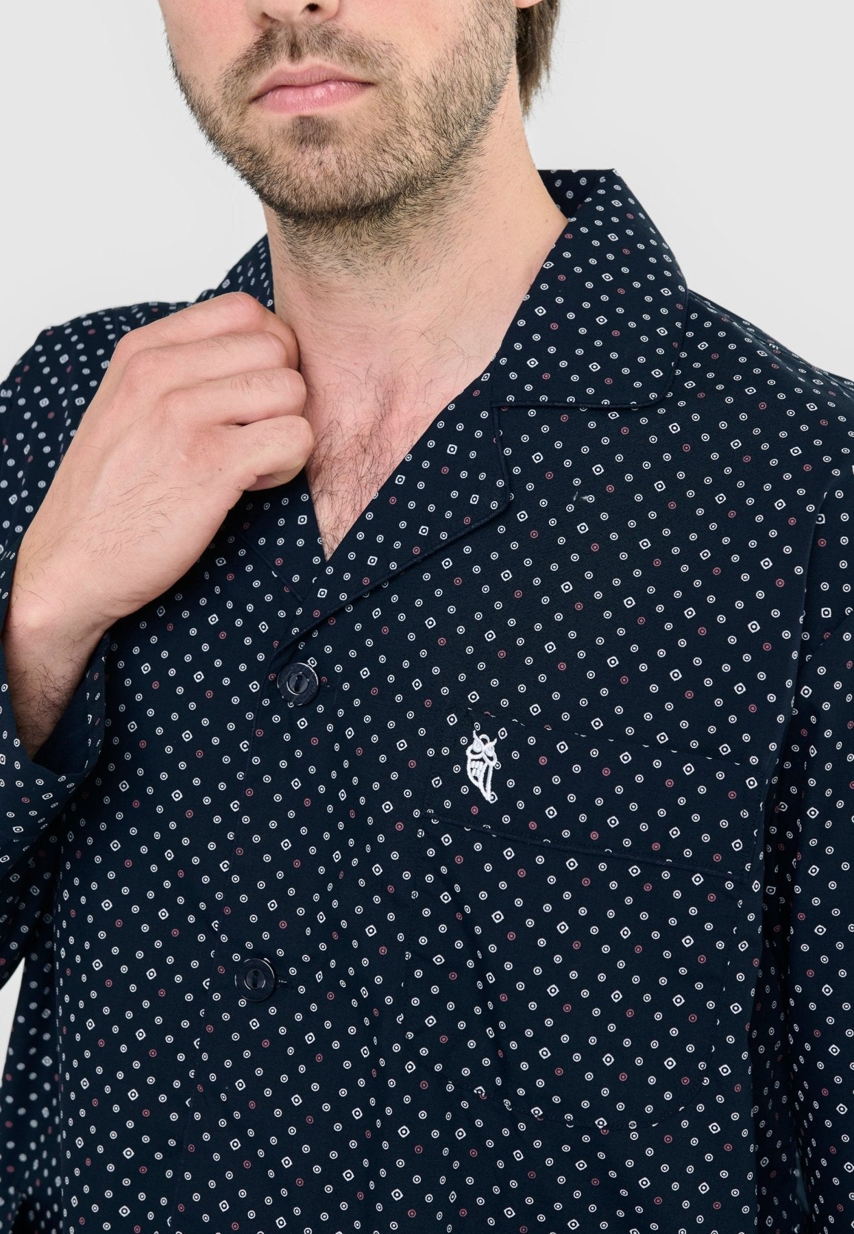 Detalle del tejido popelín estampado del pijama de hombre