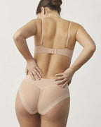 Detalle posterior de la braga de microfibra y tul