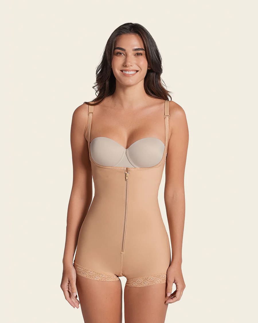 Faja tipo body de compresión fuerte que realza glúteos beige