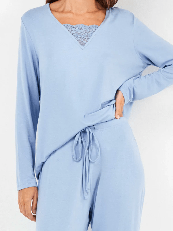 PIJAMA-BASICO-CELESTE-CON-ESCOTE-EN-V-GISELA-DETALLES