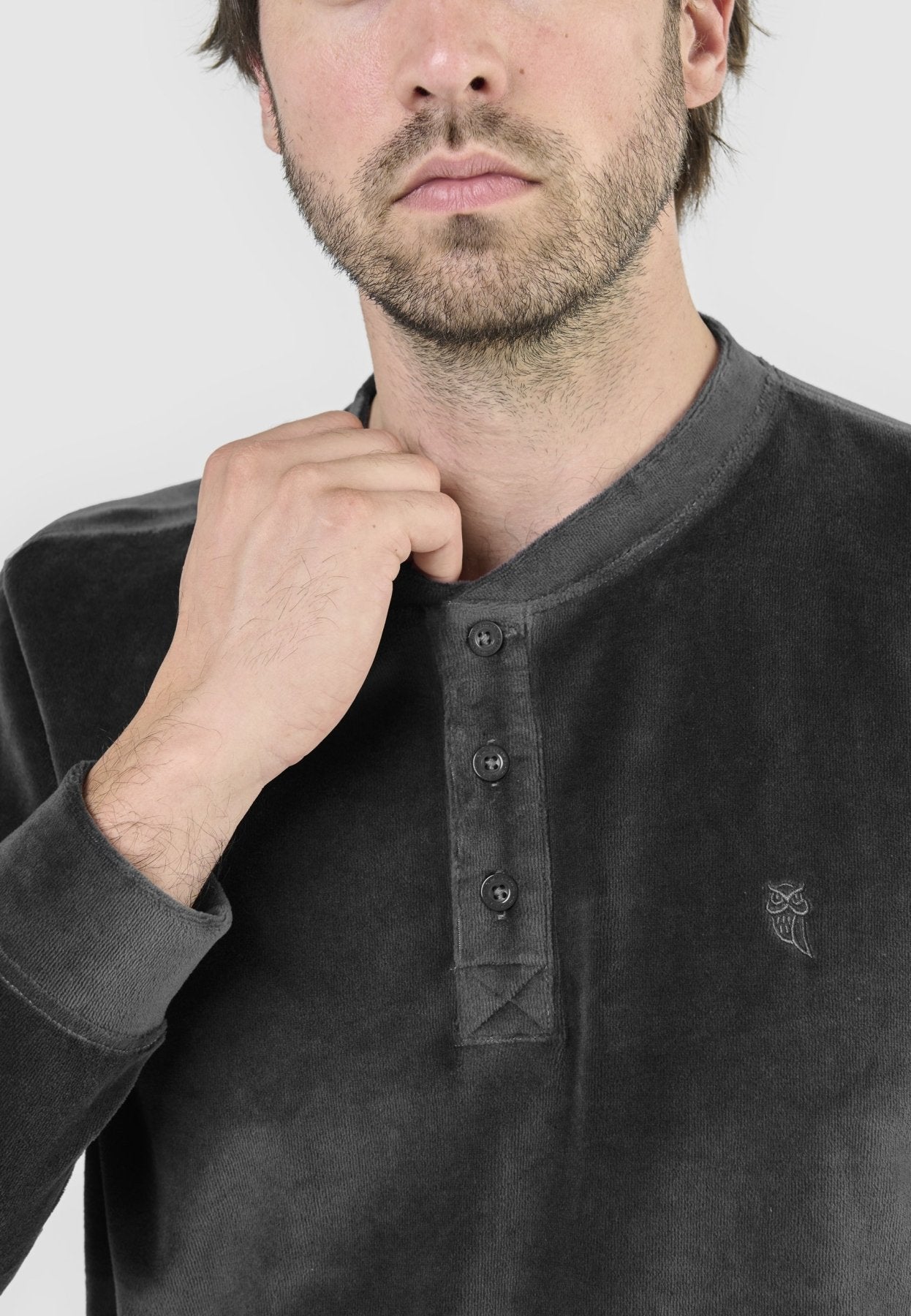 PIJAMA HOMBRE INVIERNO TERCIOPELO GRIS DETALLES