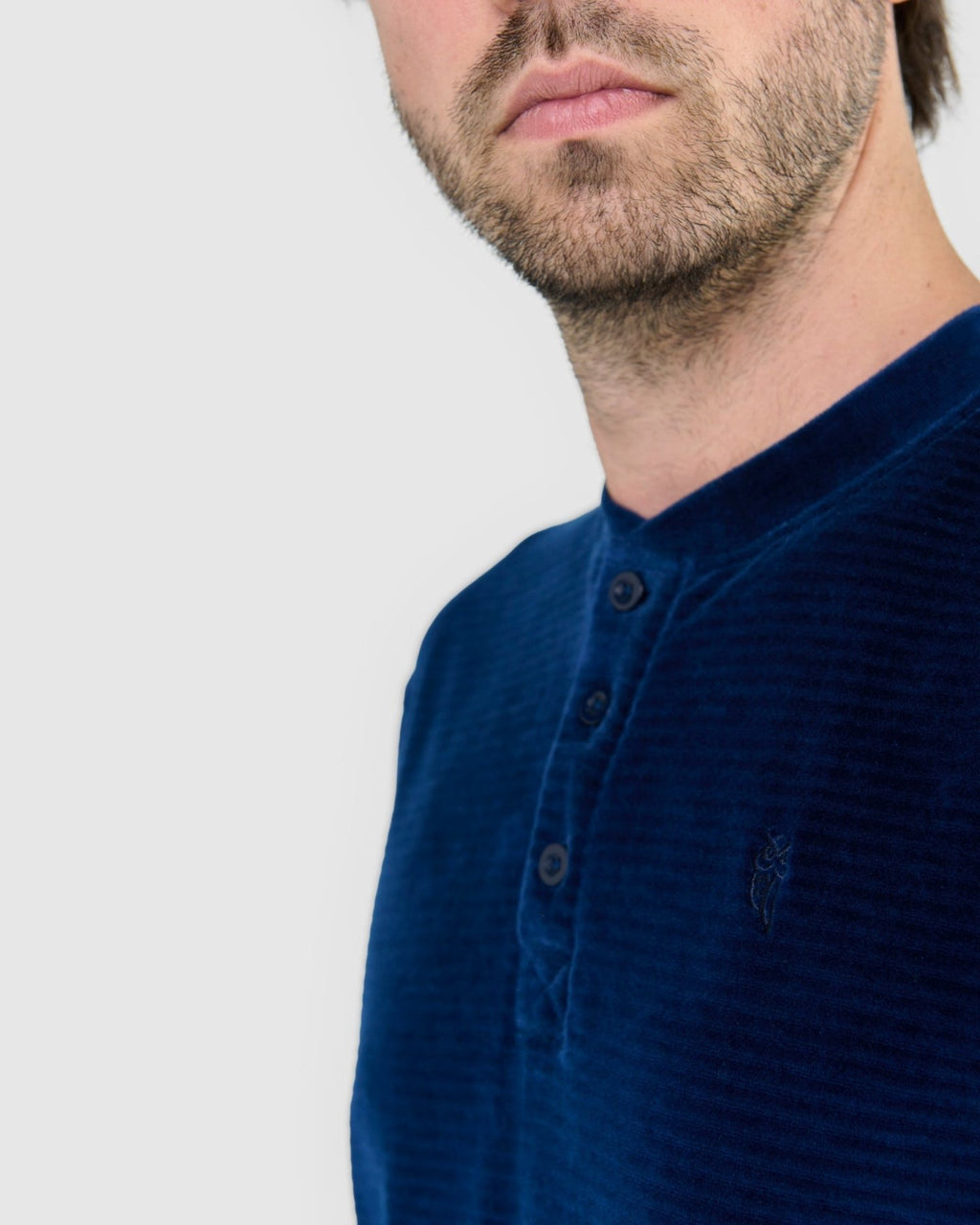 PIJAMA HOMBRE INVIERNO TERCIOPELO RAYAS AZUL ESPALDA DETALLE