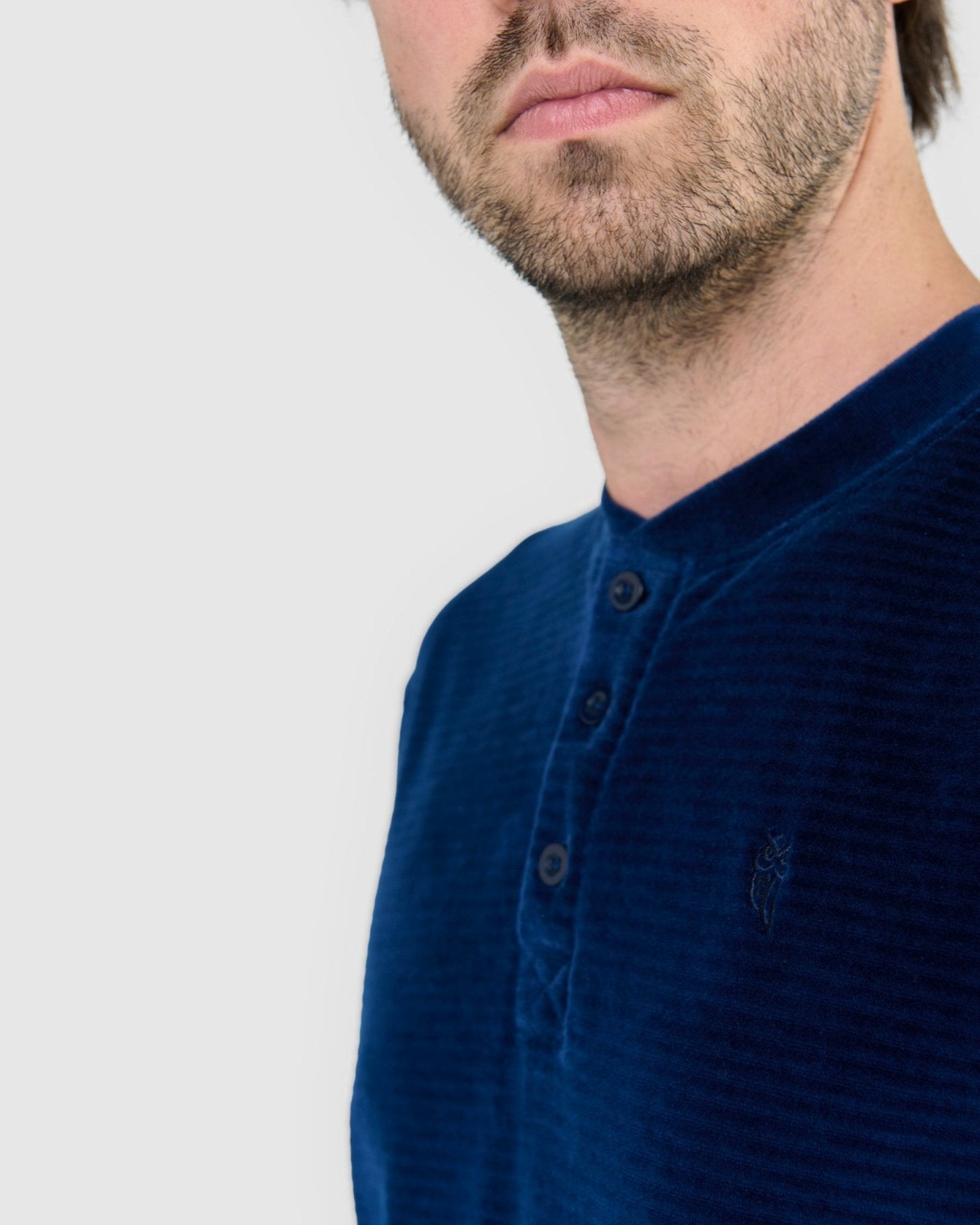 PIJAMA HOMBRE INVIERNO TERCIOPELO RAYAS AZUL ESPALDA DETALLE