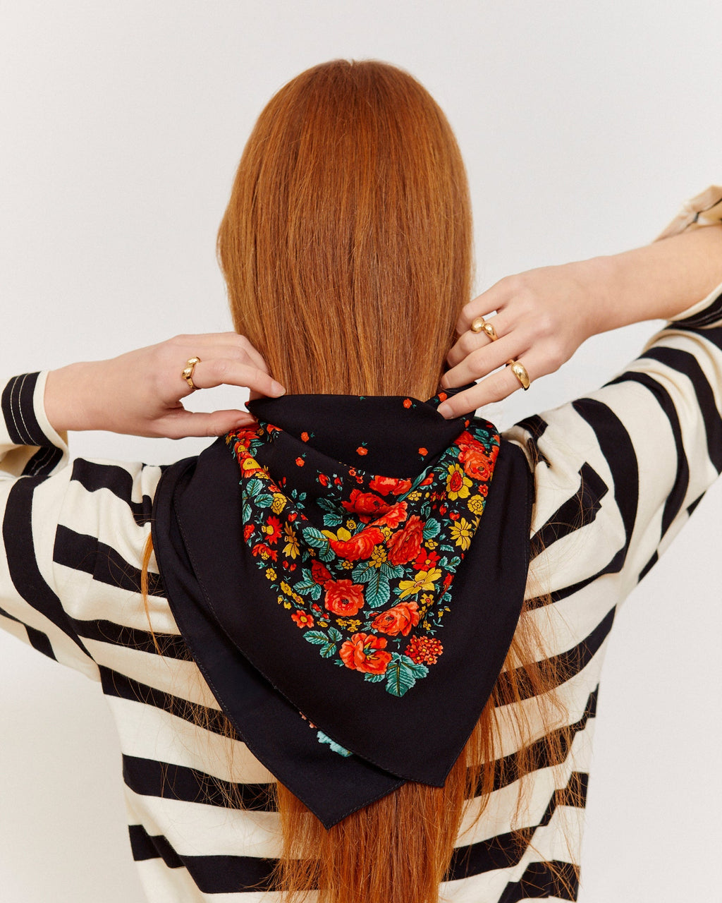 Panuelo-portugues-flores_negro-espalda