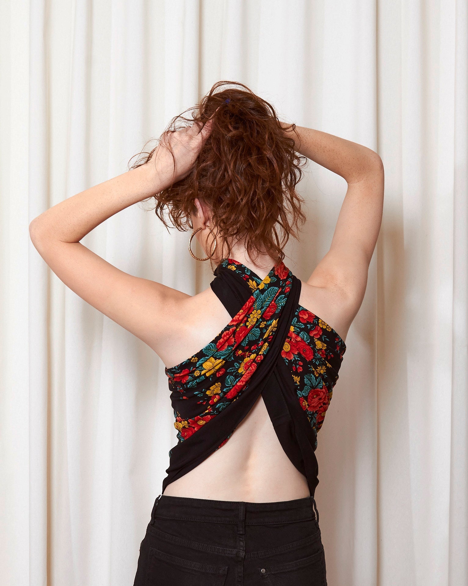 Pañuelo negro con flores de colores