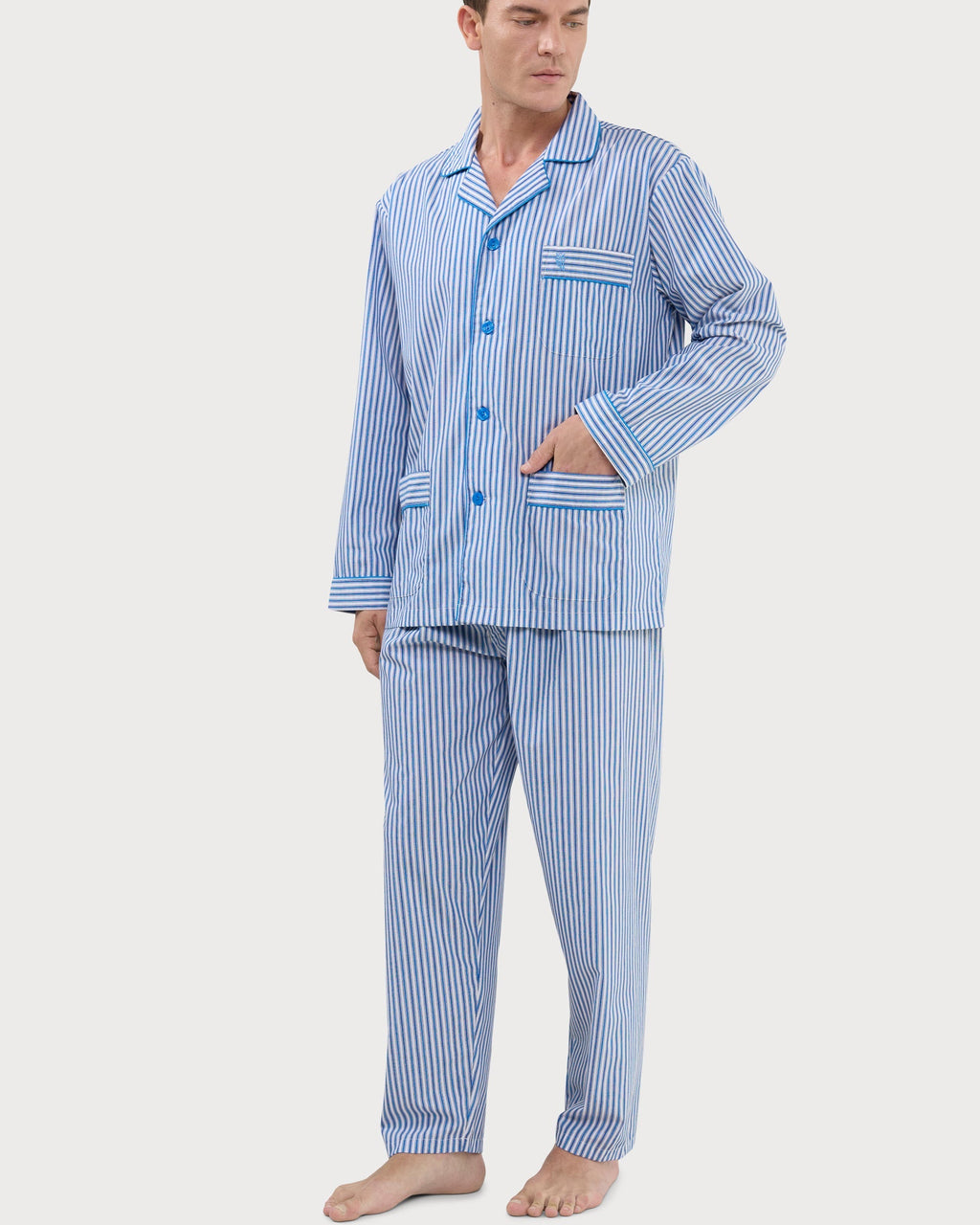 Pijama de hombre azul a rayas con camisa de cuello de solapa y pantalón largo