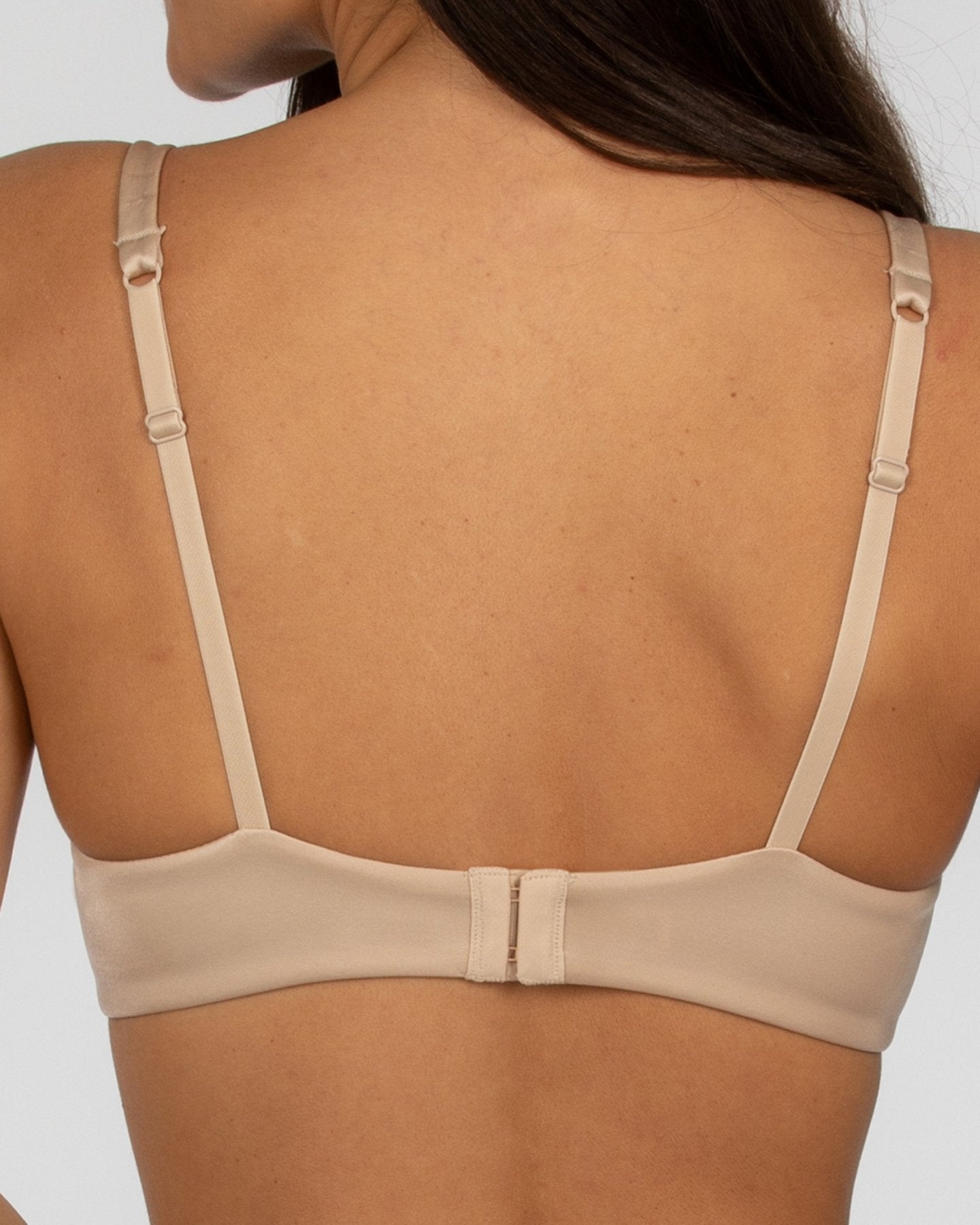 SUJETADOR-PLAYTEX-INVISIBILIDAD24H-BEIGE-ESPALDA