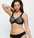 Modelo usando sujetador Triumph Contouring Sensation W01 para tallas grandes negro