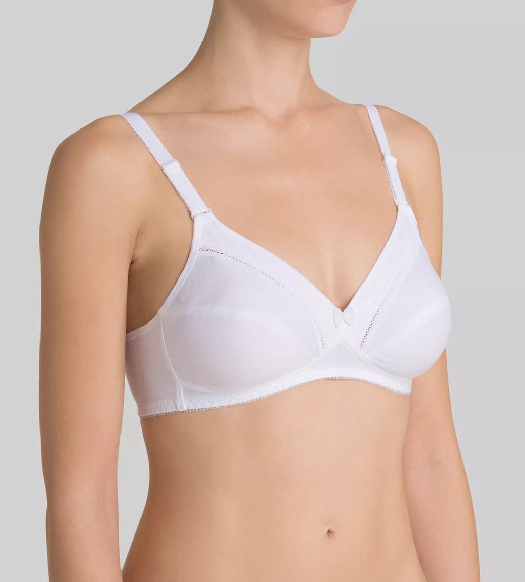 Modelo con sujetador sin aros Triumph Cotton Classic Stretch N cómodo y transpirable
