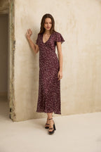 Vestido cruzado con ajuste en cintura