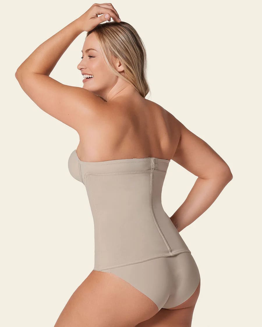 Vista trasera de la faja cinturilla Leonisa con corte recto en la espalda