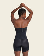 Vista trasera de la faja negra de Leonisa con realce natural de glúteos