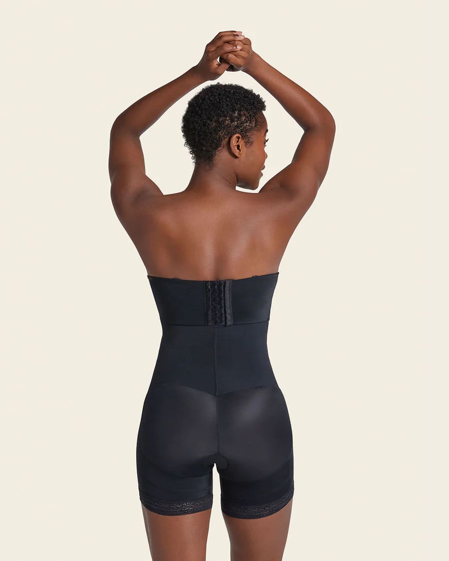 Vista trasera de la faja negra de Leonisa con realce natural de glúteos
