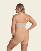 Vista trasera de la faja short Leonisa con realce natural de glúteos