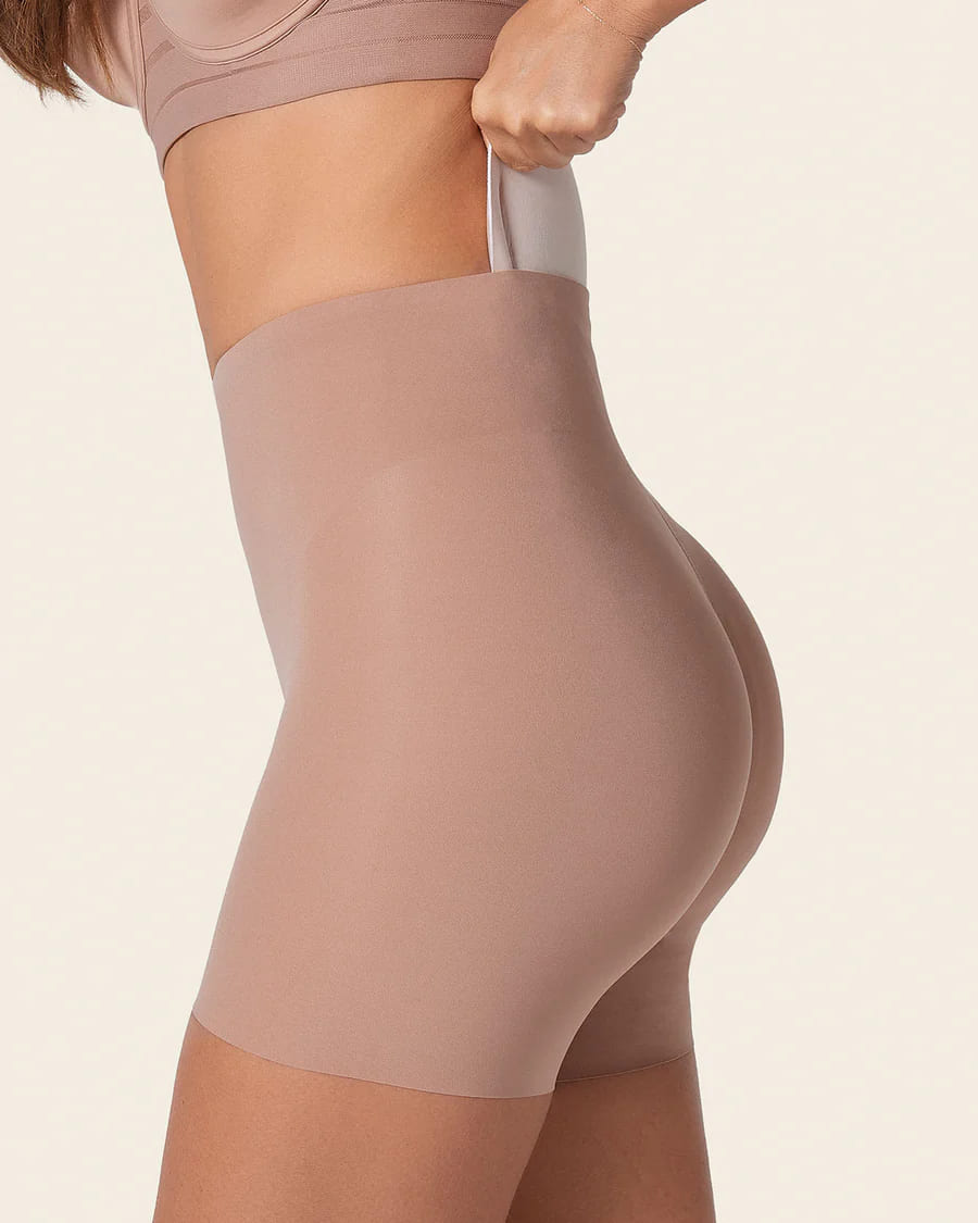 Vista trasera del short Leonisa con almohadillas para realce de glúteos