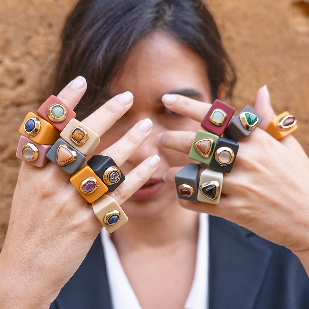 anillo elegante mujer piedra triangular