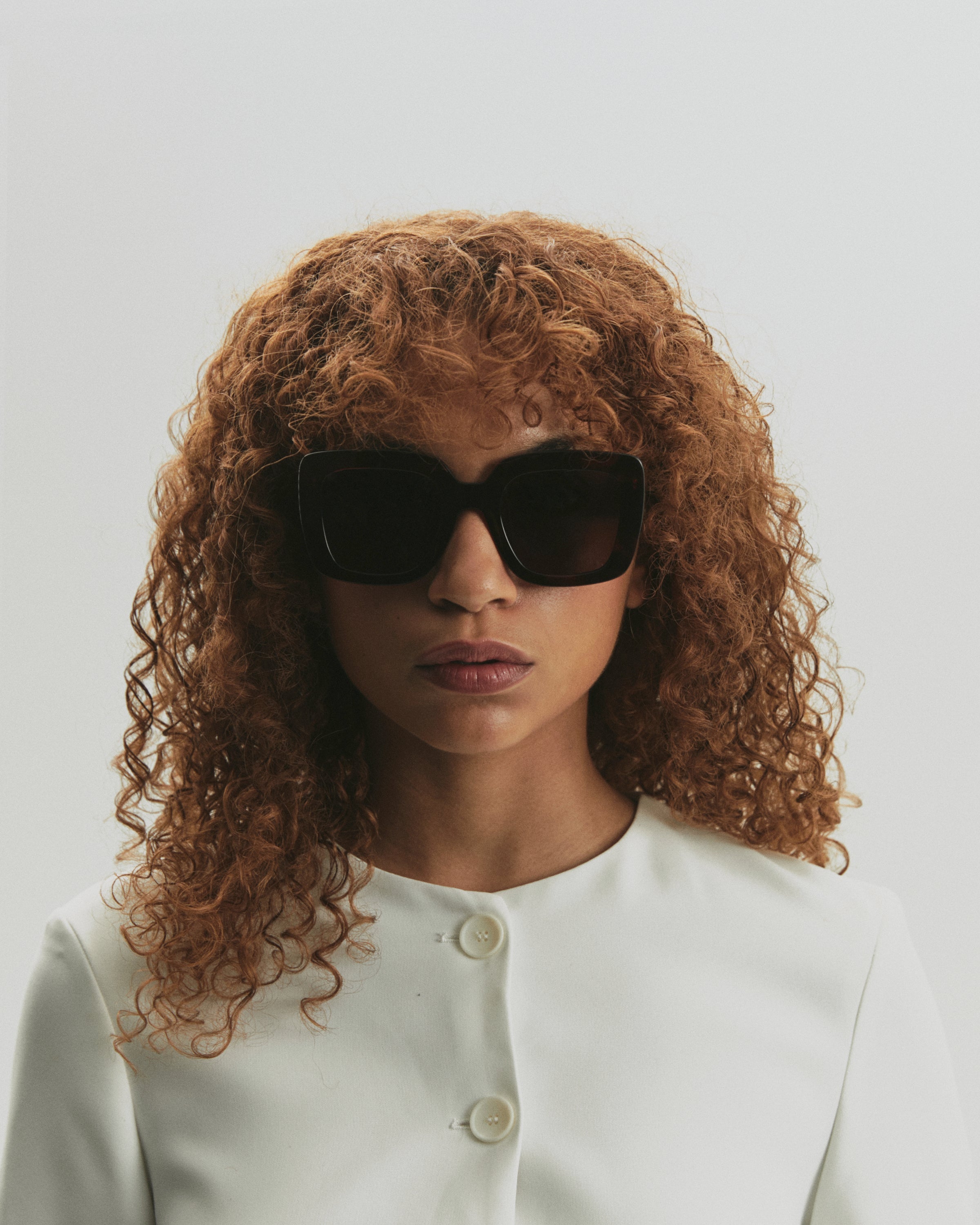 gafas Sheril C2 detalle varillas logo