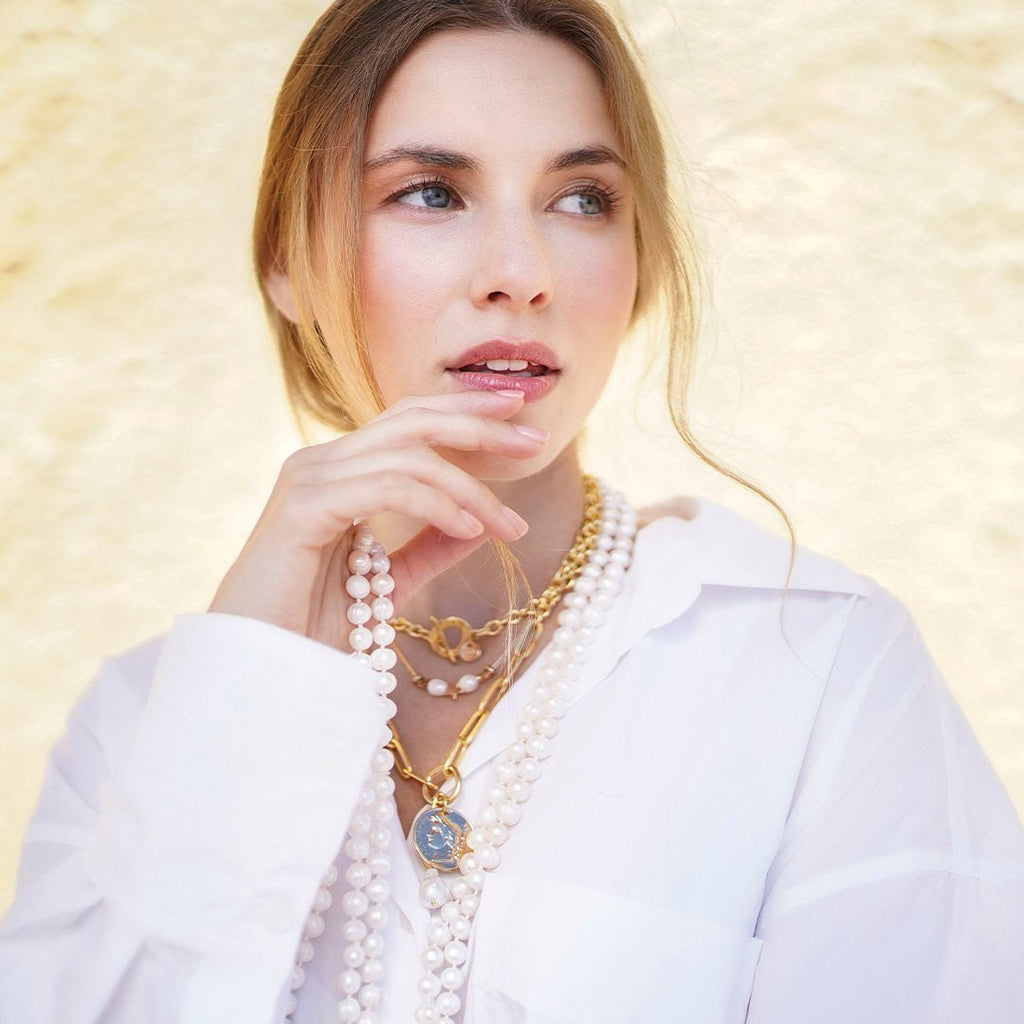 Collar ISSOA largo con moneda oro con perla