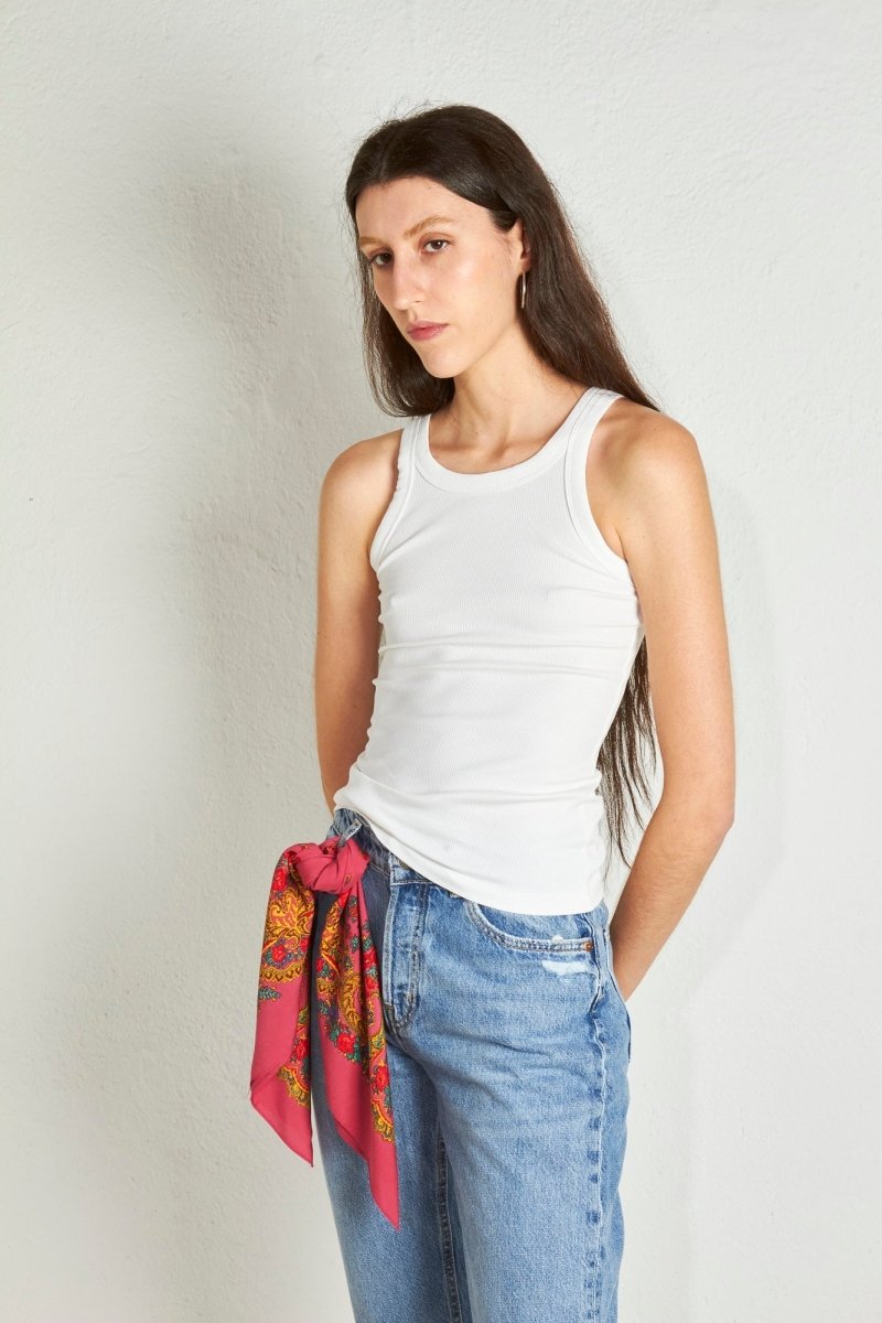 panuelo rosa look moderno