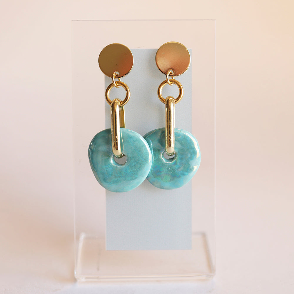 pendientes Clay dorados diseño artesanal